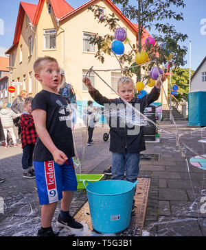 Enfants avec des bulles, Journée Culturelle, Festival d'été, Reykjavik, Islande Banque D'Images