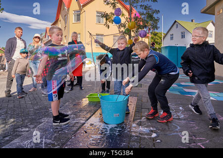 Enfants avec des bulles, Journée Culturelle, Festival d'été, Reykjavik, Islande Banque D'Images