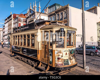PORTO, PORTUGAL - 3 avril, 2019 : tramway de la rue historique de Porto, Portugal Banque D'Images