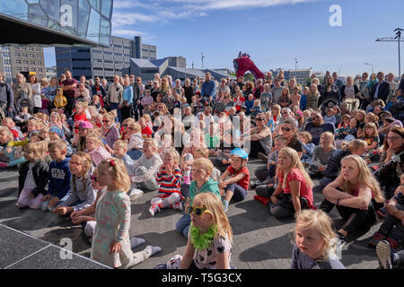 Les enfants bénéficiant d'un spectacle en plein air, Journée Culturelle, Festival d'été, Reykjavik, Islande Banque D'Images