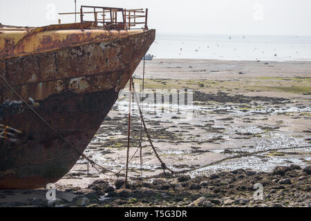 Un navire fait naufrage bateau de pêche échoué et abandonné loin de rouille sur la rive à Rampside en Cumbria Banque D'Images