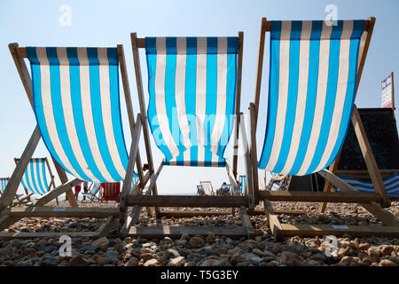 Transats sur la plage le dimanche de Pâques à Brighton dans l'East Sussex, Angleterre. Pâques Enregistrement les températures ont été enregistrées en Angleterre en 2019. Banque D'Images