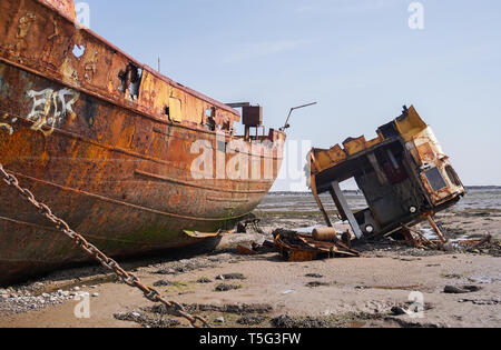 Un navire fait naufrage bateau de pêche échoué et abandonné loin de rouille sur la rive à Rampside en Cumbria Banque D'Images