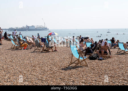 Transats sur la plage le dimanche de Pâques à Brighton dans l'East Sussex, Angleterre. Pâques Enregistrement les températures ont été enregistrées en Angleterre en 2019. Banque D'Images