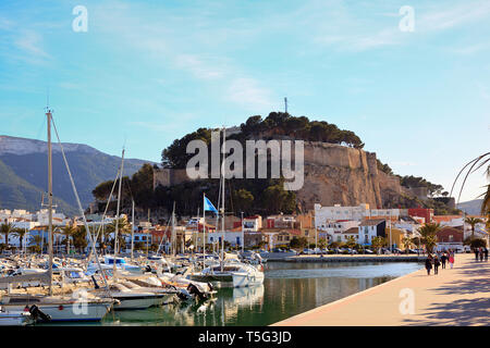 Dénia château vu du port de plaisance d'El Portet, Dénia, Costa Blanca, Espagne Banque D'Images