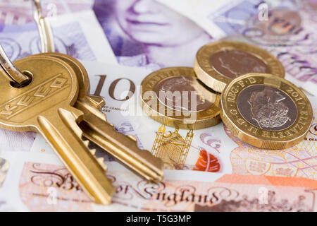 Clés de maison & British sterling notes & pièces. Concept financier. United Kingdom Banque D'Images