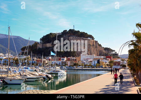 Dénia château vu du port de plaisance d'El Portet, Dénia, Costa Blanca, Espagne Banque D'Images