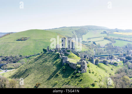 Vue plongeante sur le château de Corfe, dans le Dorset, Angleterre, RU Banque D'Images