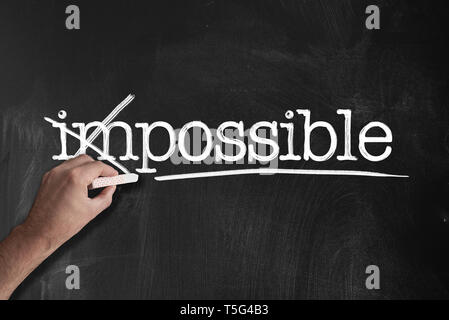 Modification de mot impossible à possible on chalkboard motivation concept Banque D'Images