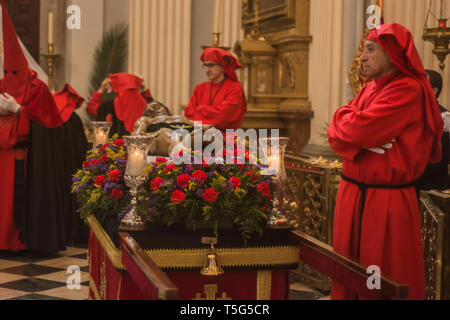 Hommes cagoulés prêt à soulever le bois le Christ dans l'église de monastère royal de l'incarnation à Madrid, Espagne. Procession de l'ergomètre chr Banque D'Images