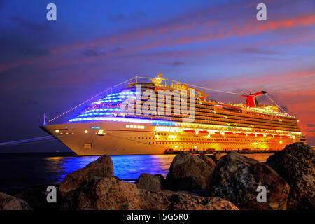 Bateau de croisière ancré à Curaçao dans le coucher du soleil Banque D'Images