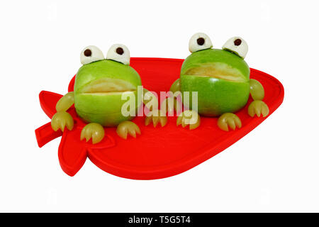 Les grenouilles, les grenouilles Apple sculpté grenouilles - isolé sur un fond blanc. Banque D'Images