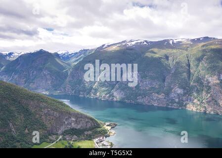 Vue du point de vue de l'Aurlandsfjord Stegastein en Norvège Banque D'Images