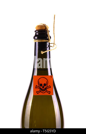 Bouteille de vin avec du poison, symbole isolé sur un fond blanc. Banque D'Images Bouteille de vin avec du poison, symbole isolé sur un fond blanc. Banque D'Images