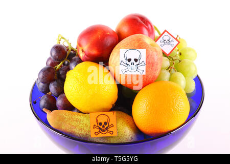 Par Pestiziede fruits empoisonnés dans un bol de fruits - isolé Banque D'Images