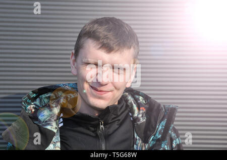 Beau jeune homme. Portrait d'un jeune homme dans une veste, se dresse sur un fond noir Banque D'Images
