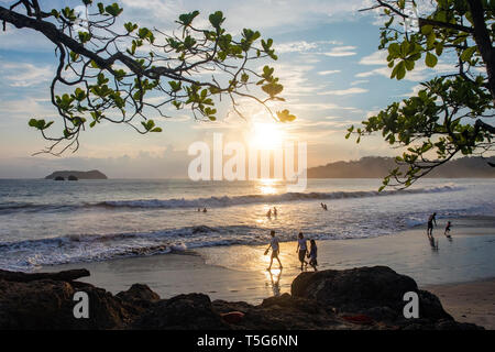 Coucher du soleil à Espadilla Plage de Norte, Manuel Antonio, Quepos, Costa Rica Banque D'Images