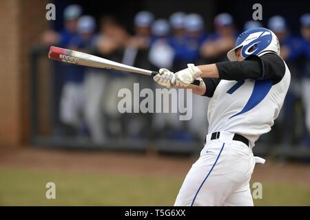 Dvd suite à une balançoire qui produit un home run menant à une manche pour son équipe. USA. Banque D'Images