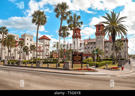 Saint Augustin, en Floride. 26 janvier , 2019. Trolley, Casa Monica Hotel et Lightner Museum sur fond de ciel nuageux lightblue at Old Town dans la région de Flor Banque D'Images