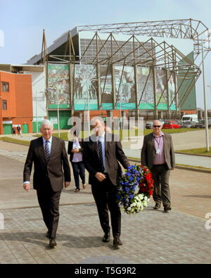 Glasgow, Ecosse, Royaume-Uni. Apr 24, 2019. Billy McNeill statue au Celtic Park, Glasgow, Ecosse, Royaume-Uni Glasgow, Ecosse, Royaume-Uni. , . Billy McNeill statue au Celtic Park a été visité par des rangers ancien ennemi le capitaine John Grieg à partir des années 1970 ainsi qu'un ruisseau des supporters de tous les clubs comme d'autres équipes foulards étaient présents. Credit : Gérard ferry/Alamy Live News Banque D'Images