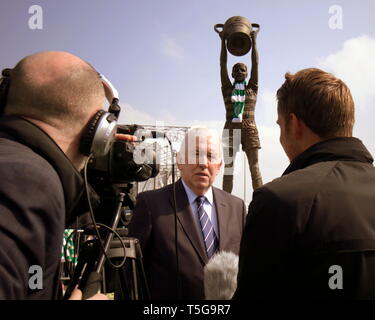 Glasgow, Ecosse, Royaume-Uni. Apr 24, 2019. Billy McNeill statue au Celtic Park, Glasgow, Ecosse, Royaume-Uni Glasgow, Ecosse, Royaume-Uni. , . Billy McNeill statue au Celtic Park a été visité par des rangers ancien ennemi le capitaine John Grieg à partir des années 1970 ainsi qu'un ruisseau des supporters de tous les clubs comme d'autres équipes foulards étaient présents. Credit : Gérard ferry/Alamy Live News Banque D'Images