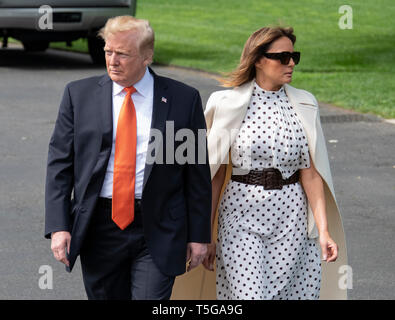 Washington, États-Unis d'Amérique. Apr 24, 2019. Le Président des Etats-Unis, Donald J. Trump, accompagné par la Première dame Melania Trump, quitte la pelouse Sud de la Maison Blanche à Washington, DC à prononcera une allocution à l'abus de médicaments et de l'Héroïne Sommet à Atlanta, Géorgie le 24 avril 2019. Credit : Ron Sachs/CNP Crédit dans le monde entier | conditions : dpa/Alamy Live News Banque D'Images