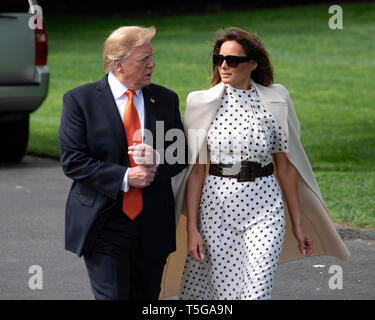 Washington, États-Unis d'Amérique. Apr 24, 2019. Le Président des Etats-Unis, Donald J. Trump, accompagné par la Première dame Melania Trump, quitte la pelouse Sud de la Maison Blanche à Washington, DC à prononcera une allocution à l'abus de médicaments et de l'Héroïne Sommet à Atlanta, Géorgie le 24 avril 2019. Credit : Ron Sachs/CNP Crédit dans le monde entier | conditions : dpa/Alamy Live News Banque D'Images