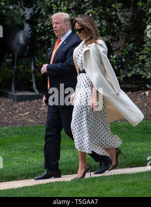 Washington, États-Unis d'Amérique. Apr 24, 2019. Le Président des Etats-Unis, Donald J. Trump, accompagné par la Première dame Melania Trump, quitte la pelouse Sud de la Maison Blanche à Washington, DC à prononcera une allocution à l'abus de médicaments et de l'Héroïne Sommet à Atlanta, Géorgie le 24 avril 2019. Credit : Ron Sachs/CNP Crédit dans le monde entier | conditions : dpa/Alamy Live News Banque D'Images