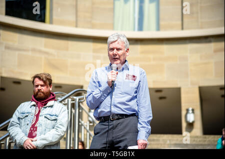 La ville de Glasgow, Glasgow, Royaume-Uni. Apr 24, 2019. Un membre du Syndicat national des journalistes (NUJ) Glasgow vu prononcer un discours pendant la veillée.Peuple pour rendre hommage au journaliste né à Belfast Lyra McKee, 29, qui a été abattu par des membres de la nouvelle alors que l'IRA tout en couvrant des émeutes qui se produisaient à Derry, également connu sous le nom de Londonderry. Le NUJ Glasgow Direction générale a présenté un vigile pour ceux qui souhaitent rendre hommage à la journaliste tué. Crédit : Stewart Kirby/SOPA Images/ZUMA/Alamy Fil Live News Banque D'Images
