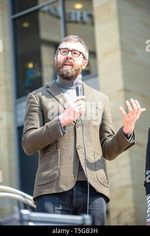 La ville de Glasgow, Glasgow, Royaume-Uni. Apr 24, 2019. Un ami de Lyra McKee vu prononcer un discours pendant la veillée.Peuple pour rendre hommage au journaliste né à Belfast Lyra McKee, 29, qui a été abattu par des membres de la nouvelle alors que l'IRA tout en couvrant des émeutes qui se produisaient à Derry, également connu sous le nom de Londonderry. Le NUJ Glasgow Direction générale a présenté un vigile pour ceux qui souhaitent rendre hommage à la journaliste tué. Crédit : Stewart Kirby/SOPA Images/ZUMA/Alamy Fil Live News Banque D'Images