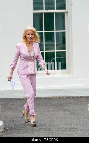 Washington, DC, USA. Apr 24, 2019. Conseiller senior Kellyanne Conway répond aux journalistes sur le Nord de l'entrée de la Maison Blanche à Washington, DC Le 24 avril 2019. Credit : Patsy Lynch/media/Alamy Punch Live News Banque D'Images