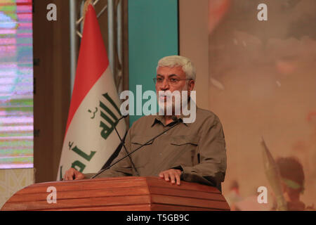 Bagdad, Iraq. Apr 24, 2019. Iraqi-Iranian commandant militaire des Forces de la mobilisation populaire (CMR) Abu Mahdi al-Muhandis parle au cours d'une conférence organisée par le CMR à prédominance musulmane chiite iranien d'honneur des combattants qui sont morts en combattant le soi-disant état Islamique (EST) Groupe de terreur. Ameer Al Mohammedaw : Crédit/dpa/Alamy Live News Banque D'Images