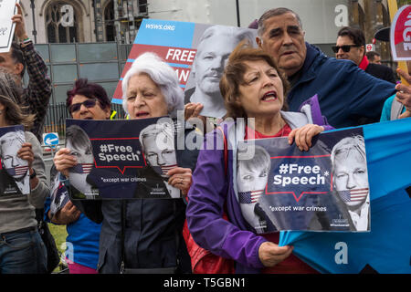 Londres, Royaume-Uni. Apr 24, 2019. Des manifestants à la place du Parlement soutenir Julian Assange et demandons sa libération. Ils disent qu'il ne devrait pas être extradé vers les Etats-Unis comme une fois qu'il sera accusé de crimes plus graves et enfermés pour la vie comme un moyen de dissuasion contre d'autres dénonciateurs. Parmi les intervenants de Peter Tatchell, militant des droits de l'homme et Afshin Rattansi de RT's 'Going Underground' news programme. Ils ont condamné le Président équatorien corrompus Moreno pour retirer son asile et permettant à la police britannique pour entrer dans l'ambassade et l'arrêter. Crédit : Peter Marshall/Alamy Live News Banque D'Images