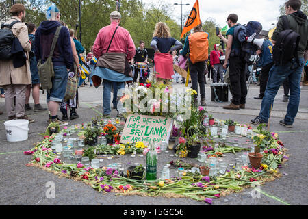 Londres, Royaume-Uni. 24 avril 2019. Un mémorial aux victimes de l'attaque terroriste au Sri Lanka mis en place par des militants d'action directe du changement climatique l'Extinction groupe rébellion à Marble Arch. Des militants du groupe ont pris part à une rébellion internationale pendant dix jours pour appeler le gouvernement britannique à prendre des mesures urgentes pour lutter contre le changement climatique. Credit : Mark Kerrison/Alamy Live News Banque D'Images