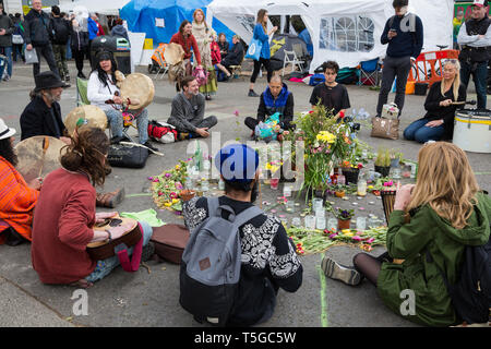 Londres, Royaume-Uni. 24 avril 2019. Des militants d'action directe du changement climatique l'Extinction groupe assis autour d'une rébellion du Marble Arch mémorial aux victimes de l'attaque terroriste au Sri Lanka. Des militants du groupe ont pris part à une rébellion internationale pendant dix jours pour appeler le gouvernement britannique à prendre des mesures urgentes pour lutter contre le changement climatique. Credit : Mark Kerrison/Alamy Live News Banque D'Images