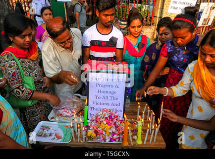Kolkata, Bengale occidental, Inde. Apr 24, 2019. Les gens de différentes communautés sont considérées des bougies d'éclairage et de manifester leur solidarité aux victimes de Sri Lanka pendant les prières.Le dimanche, 21 avril, au moins 300 personnes sont mortes dans l'explosion suicidaire pendant la Prière de Pâques par un groupe terroriste au Sri-Lanka. Credit : Avishek Das/SOPA Images/ZUMA/Alamy Fil Live News Banque D'Images