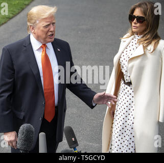 Washington, District de Columbia, Etats-Unis. Apr 24, 2019. Le Président des Etats-Unis, Donald J. Trump, parle aux médias comme il et de la Première dame Melania Trump, se préparer à quitter la pelouse Sud de la Maison Blanche à Washington, DC à prononcera une allocution à l'abus de médicaments et de l'héroïne en sommet Atlanta. Credit : Ron Sachs/CNP/ZUMA/Alamy Fil Live News Banque D'Images