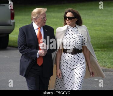 Washington, District de Columbia, Etats-Unis. Apr 24, 2019. Le Président des Etats-Unis, Donald J. Trump, accompagné par la Première dame Melania Trump, quitte la pelouse Sud de la Maison Blanche à Washington, DC à prononcera une allocution à l'abus de médicaments et de l'Héroïne Sommet à Atlanta, Géorgie le 24 avril 2019 Credit : Ron Sachs/CNP/ZUMA/Alamy Fil Live News Banque D'Images