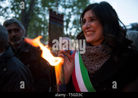 Turin, Piémont, Italie. Apr 24, 2019. Procession aux flambeaux pour la fête de la libération à Turin. Crédit : Stefano Guidi/ZUMA/Alamy Fil Live News Banque D'Images