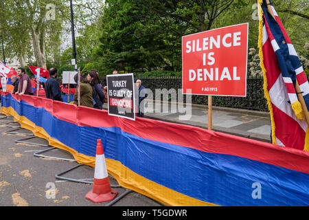 Londres, Royaume-Uni. 24 avril 2019. Les Arméniens sont venus à l'ambassade de Turquie pour protester contre la poursuite du refus par la Turquie de reconnaître le génocide des Arméniens ; plusieurs centaines d'intellectuels arméniens ont été arrêtés le 24 avril 1915 au début de l'extermination systématique par le régime ottoman ou autour de 1,5 million d'Arméniens. À côté d'eux était une contre-manifestation d'Azerbaïdjanais concernant les massacres d'Arméniens dans la guerre du Haut-Karabakh, le plus grand de à Khojaly en 1992 tué entre 161 et 613 civils. Le conflit n'est toujours pas résolue, se terminant par un cessez-le-feu en 1994 avec environ un million de di Banque D'Images