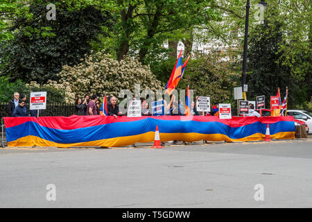 Londres, Royaume-Uni. 24 avril 2019. Les Arméniens sont venus à l'ambassade de Turquie pour protester contre la poursuite du refus par la Turquie de reconnaître le génocide des Arméniens ; plusieurs centaines d'intellectuels arméniens ont été arrêtés le 24 avril 1915 au début de l'extermination systématique par le régime ottoman ou autour de 1,5 million d'Arméniens. À côté d'eux était une contre-manifestation d'Azerbaïdjanais concernant les massacres d'Arméniens dans la guerre du Haut-Karabakh, le plus grand de à Khojaly en 1992 tué entre 161 et 613 civils. Le conflit n'est toujours pas résolue, se terminant par un cessez-le-feu en 1994 avec environ un million de di Banque D'Images