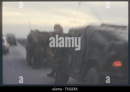 Kosovo, Yougoslavie. Apr 24, 2019. Une armée américaine de contrôle près de Ferizaj, au Kosovo. L'année 2002. Credit : Bill Putnam/ZUMA/Alamy Fil Live News Banque D'Images