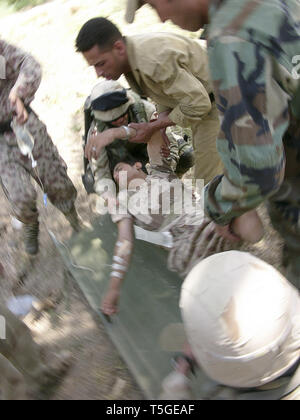 Bagdad, Bagdad, Irak. 15 juillet, 2004. Les soldats américains et irakiens déplacer un soldat iraquien évanoui sur une civière d'après qu'il a perdu connaissance à partir de la déshydratation au cours de l'opération objet tombstone Pile Driver au sud de Bagdad, le 15 juillet 2004. L'opération a été une opération de bouclage et de fouille d'un district agricole visant à débusquer les insurgés et trouver des caches d'armes qui est dans la région.Les températures jour atteint 140 F. Crédit : Bill Putnam/ZUMA/Alamy Fil Live News Banque D'Images