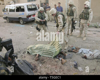 Bagdad, Bagdad, Irak. 16 Sep, 2004. Soldats de la Compagnie Charlie, 1er Bataillon, 8e régiment de cavalerie couvrir insurgés morts à Bagdad, le 16 septembre 2004. Les insurgés se préparaient à fire un mortier à base d'Falcon lorsqu'un de leurs ont explosé dans le tube. Credit : Bill Putnam/ZUMA/Alamy Fil Live News Banque D'Images