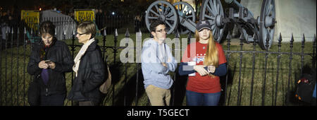 Washington, DC, USA. Nov 7, 2016. Les gens attendent dans le parc Lafayette devant la Maison blanche pour les résultats à venir dans pour l'élection présidentielle à Washington, DC, le 8 novembre 2016. Credit : Bill Putnam/ZUMA/Alamy Fil Live News Banque D'Images