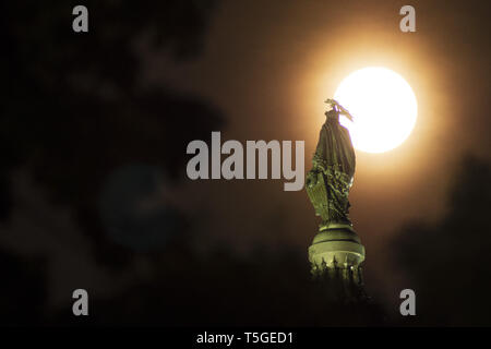 Washington, DC, USA. 12 juillet, 2014. La Super Pleine Lune derrière la statue de la liberté sur le Capitole à Washington, DC, le 12 juillet 2014. Credit : Bill Putnam/ZUMA/Alamy Fil Live News Banque D'Images