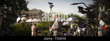 Washington, DC, USA. 25 Juin, 2015. Un journaliste attend d'aller à l'extérieur de l'appareil photo sur la Cour suprême à Washington, DC, Juin 25, 2015. Credit : Bill Putnam/ZUMA/Alamy Fil Live News Banque D'Images