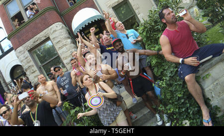 Washington, DC, USA. 13 Juin, 2015. Les gens regardent l'DC Pride Parade à travers le coeur de DuPont Washington, DC, le 13 juin 2015. Credit : Bill Putnam/ZUMA/Alamy Fil Live News Banque D'Images