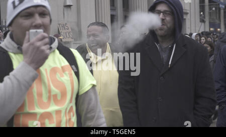 Washington, DC, USA. 20 Jan, 2017. Les manifestants souffler la fumée de la marijuana à un activiste Chrétien lors d'un cadeau de la marijuana à DuPont Circle à Washington, DC, le 20 janvier 2017. Un groupe appelé légalisation marijauna DCMJ a donné plus de 4 200 joints pour les militants sur la journée, Donald Trump a été inauguré président des États-Unis. Credit : Bill Putnam/ZUMA/Alamy Fil Live News Banque D'Images