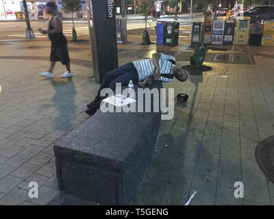 Washington, DC, USA. Apr 30, 2017. Un homme est passé sur un banc à Washington, DC, le 30 avril 2017. Credit : Bill Putnam/ZUMA/Alamy Fil Live News Banque D'Images